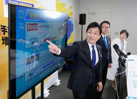 　記者団の取材に応じる国民民主党の玉木代表＝２０日午前、国会