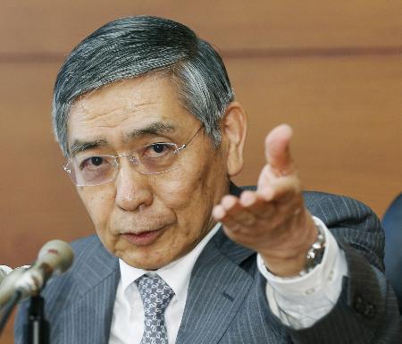 　２０１５年４月３０日、金融政策決定会合後に記者会見する日銀の黒田東彦総裁（当時）＝日銀本店
