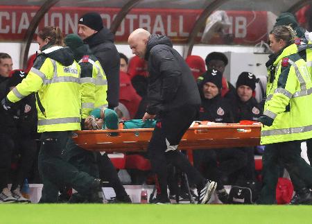 　サンダーランド戦の後半、担架で運ばれるリバプールの遠藤＝サンダーランド（ゲッティ＝共同）