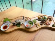 内木木工所のフードプレートに盛り付けられた料理。付知川の流れが感じられると人気だ＝同市付知町、岩魚の里峡