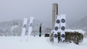雪の中、速度を落として雪が深く積もった関ケ原古戦場「決戦地」＝同町関ケ原走る東海道新幹線。乗客の顔が見えるほどだった＝不破郡関ケ原町野上、桃配運動公園
