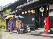 プロカメラマンが同行し撮影する「川原町フォトツアー」＝岐阜市玉井町