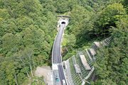整備が進む冠山峠道路。手前が岐阜県方面、奥が福井県方面＝今年８月、揖斐郡揖斐川町（福井河川国道事務所提供）