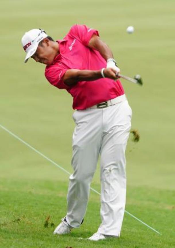 　第３ラウンド、１７番で第２打を放つ松山英樹。通算７アンダーで２１位＝セッジフィールドＣＣ（共同）