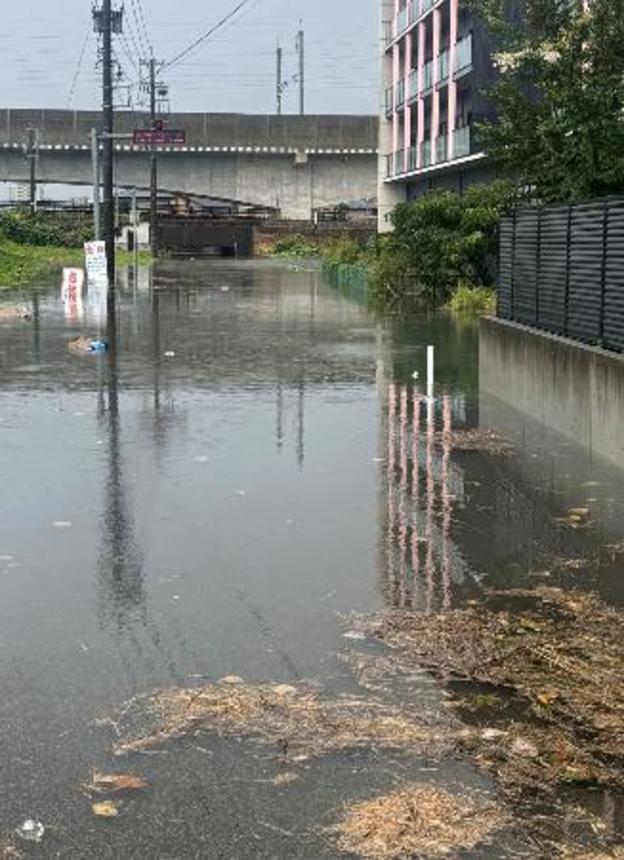 　大雨で冠水した金沢市内の道路＝７日午前９時４５分