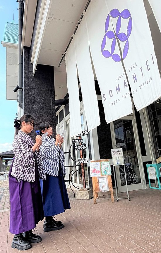 レンタル衣装の矢絣はかまを着て、「おさんぽビンゴ」を楽しむ子どもたち＝恵那市明智町、日本大正村
