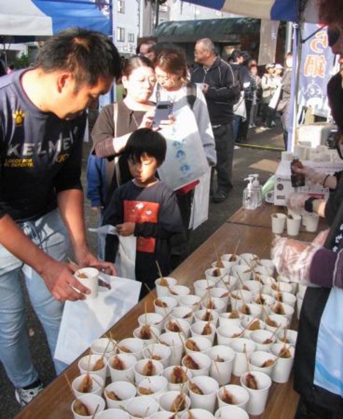 　鯨串カツが無償で振る舞われた下関くじら祭＝３１日午後、山口県下関市