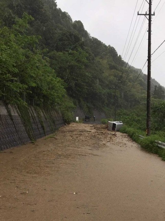 車両が巻き込まれる土砂崩れが起きた現場＝２１日午前、中津川市坂下（県提供）