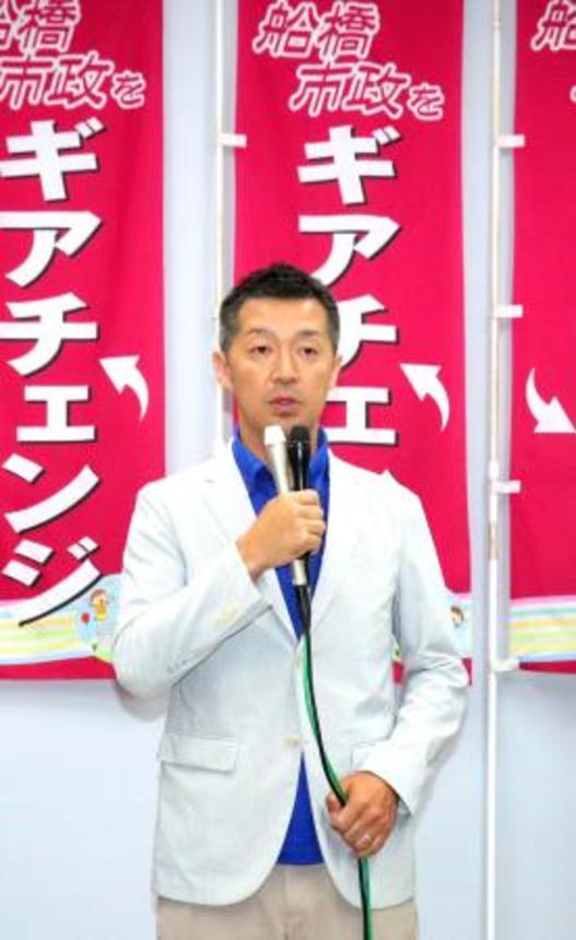 　選挙事務所で敗戦の弁を述べる津曲俊明氏＝２２日夜、千葉県船橋市