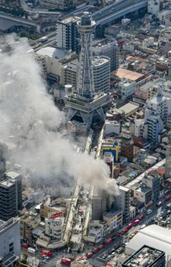 　大阪市浪速区の火災現場。奥は通天閣＝９日午前１１時１７分（共同通信社ヘリから）