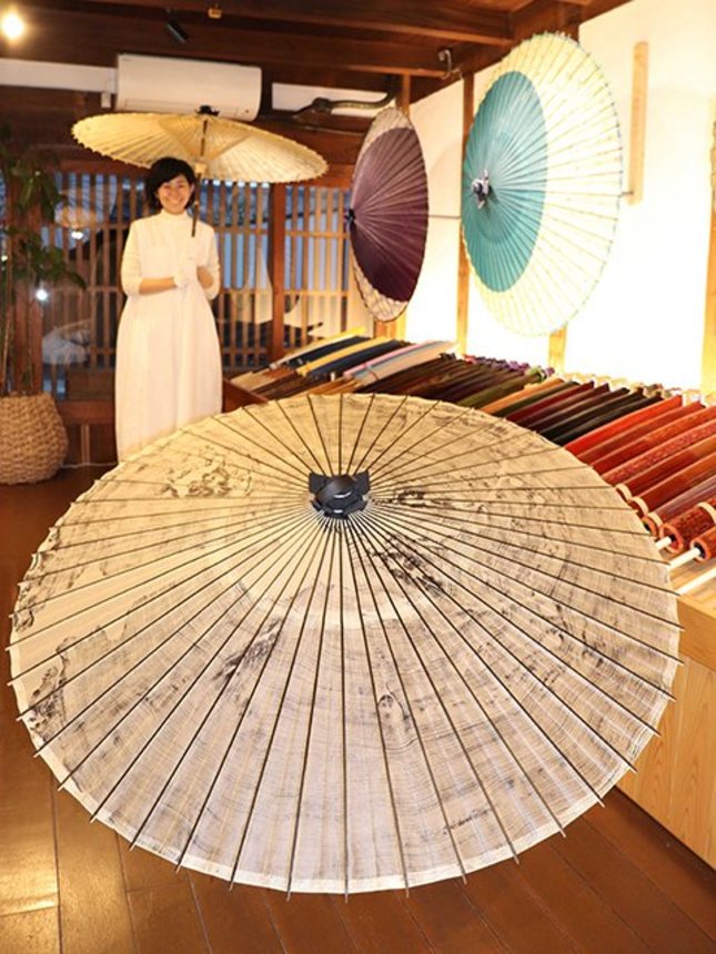 倒れた大湫神明神社の大杉の年輪を木版した岐阜和傘＝８日午後、岐阜市湊町、和傘ＣＡＳＡ
