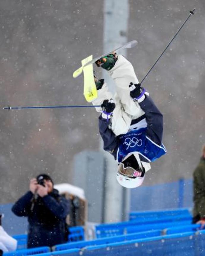 　男子ハーフパイプ予選　技を決める松浦透磨＝リビーニョ（共同）