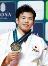 　柔道の世界選手権男子６０キロ級で初優勝を果たし、金メダルを手に笑顔を見せる永山竜樹＝１３日、ブダペスト（共同）