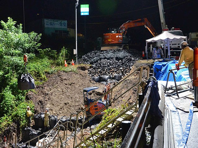 １日も早く通行再開ができるように２４時間体制で応急復旧工事が行われた崩落現場＝１９日、中津川市落合