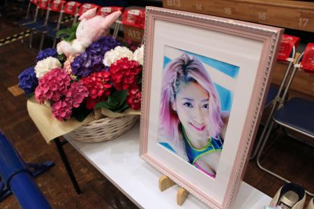 　リング脇に飾られたプロレスラー木村花さんの写真＝２３日午後、東京・後楽園ホール