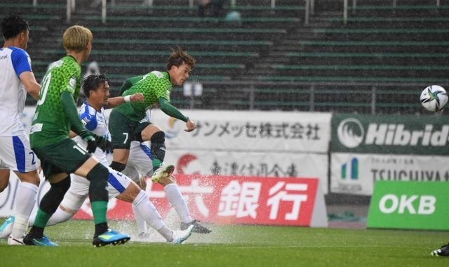 ＦＣ岐阜×沼津＝前半、シュートを放つ岐阜のＦＷ村田（７）＝長良川競技場