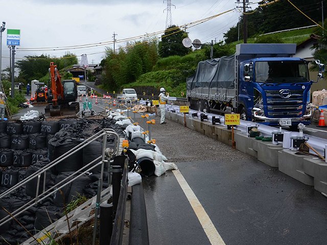 片側交互通行で１０日ぶりに通行再開した国道１９号＝中津川市落合
