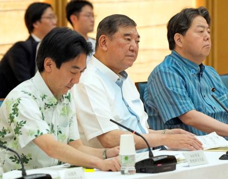 　知的財産戦略本部の会合であいさつを終えた石破首相（左から２人目）＝３日午前、首相官邸