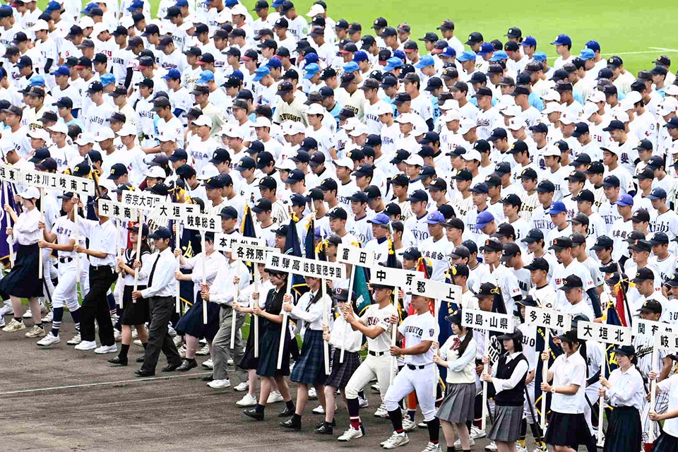 第１０８回全国高校野球選手権岐阜大会の開会式に臨む選手たち＝４日午前、岐阜市長良福光、ぎふしん長良川球場（撮影・堀尚人）