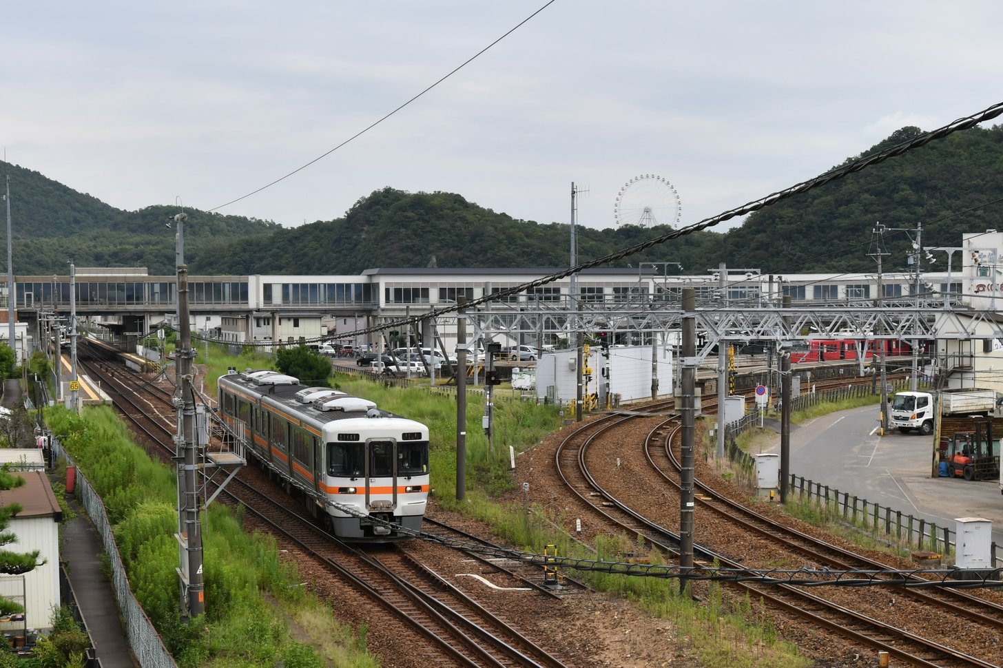 左にＪＲ鵜沼駅、赤い電車が停車しているのが名鉄新鵜沼駅。両駅を鵜沼空中歩道がつなぐ＝各務原市鵜沼山崎町