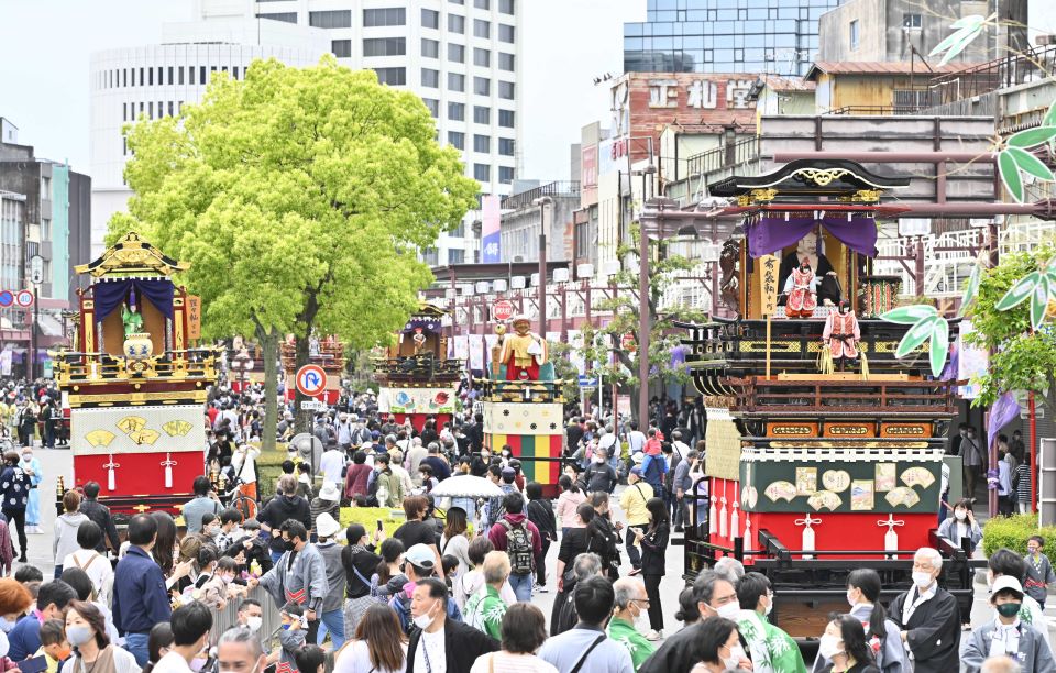 ３年ぶりに開催された大垣まつりで大垣駅通りに並んだやま＝１５日午前１１時３２分、大垣市郭町