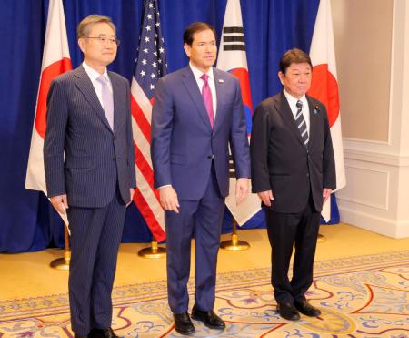 　会談に臨む（右から）茂木外相、ルビオ米国務長官、韓国の趙顕外相＝２１日、ニューヨーク（共同）
