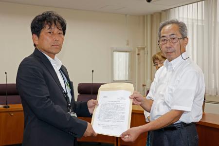 　福島県知事宛ての要望書を担当者に提出する、東電福島第１原発事故の集団訴訟で原告団長を務める中島孝さん（右）＝５日午前、福島市