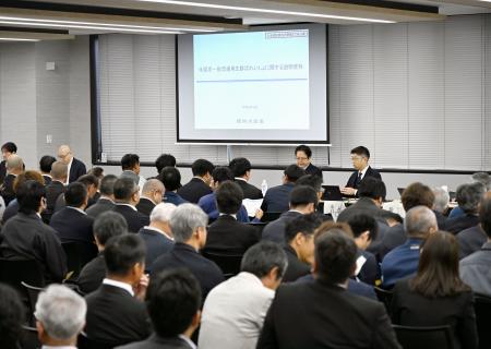 　米国産の生鮮ジャガイモの輸入解禁に向けた手続きの進捗を生産農家らに報告する説明会が開かれた会場＝２日午前、北海道帯広市