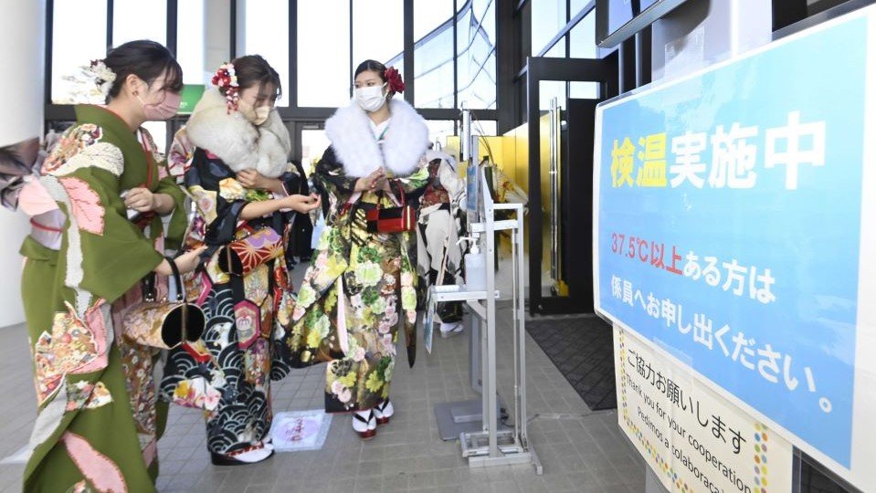 入り口で検温が実施された成人式会場＝９日午前１０時３３分、美濃加茂市島町、市文化会館かも～る
