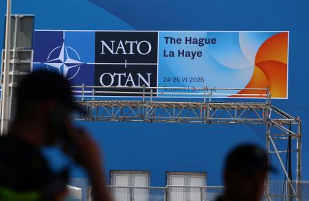 　オランダ・ハーグに掲げられたＮＡＴＯのマーク＝２１日（ロイター＝共同）