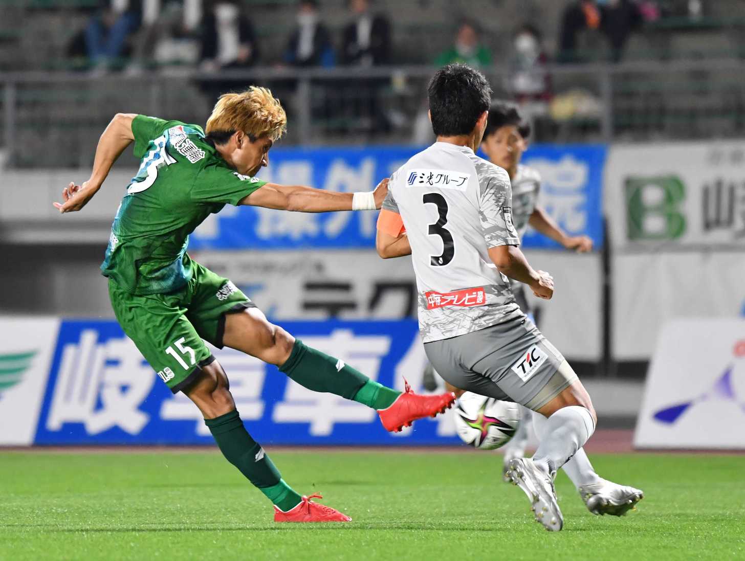 ＦＣ岐阜×鳥取＝前半、左足でシュートを放つＦＣ岐阜のＦＷ田中＝長良川競技場