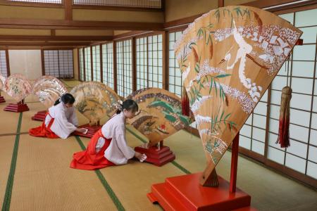 　熊野速玉大社の「扇立祭」を前に、虫干しのため蔵出しされた「檜扇」＝４日午前、和歌山県新宮市