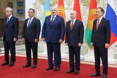 　ユーラシア経済同盟の首脳会議に参加した（左から）カザフスタンのトカエフ、キルギスのジャパロフ、ベラルーシのルカシェンコ、ロシアのプーチンの各大統領ら＝２７日、ミンスク（タス＝共同）