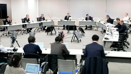 　原子力規制委の定例会合。中部電力浜岡原発のデータ不正操作問題を巡り、報告徴収命令を出すことを議論した＝１４日午前、東京都港区