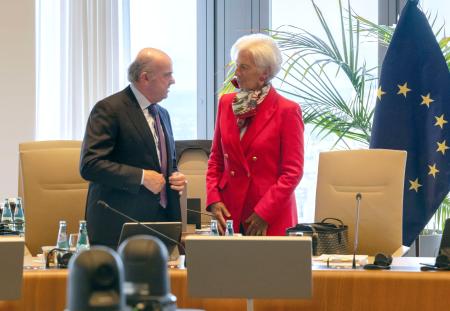 　ＥＣＢの理事会で話すラガルド総裁（右）ら＝５日、ドイツ・フランクフルト（ＥＣＢ提供・共同）