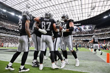 　カージナルスとのオープン戦でＴＤを喜ぶレイダーズの選手たち＝１３日、ラスベガス（ＡＰ＝共同）