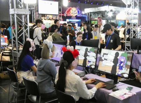　京都市で開かれた国内最大級のインディーゲームの展示会「ビットサミット」＝５月
