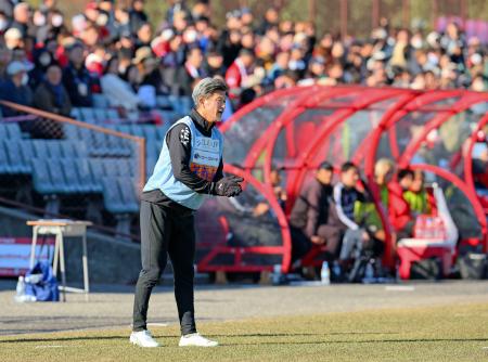 　ＪＦＬ大分戦でチームを鼓舞する鈴鹿・三浦＝クラサスサッカー・ラグビー場