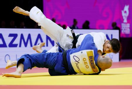 　男子９０キロ級３回戦　ラシャ・ベカウリ（手前）に一本勝ちした村尾三四郎＝バクー（共同）