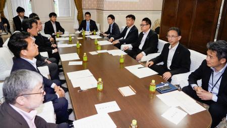 　国会で開かれた、オンラインカジノの規制強化に向けた実務者協議＝１５日午後