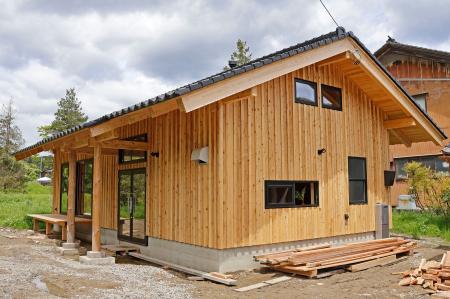 　日本伝統の「板倉構法」で再建された木造住宅＝１０日午前、富山県氷見市