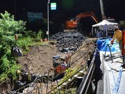 １日も早く通行再開ができるように２４時間体制で応急復旧工事が行われた崩落現場＝１９日、中津川市落合