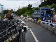 片側交互通行で１０日ぶりに通行再開した国道１９号＝中津川市落合