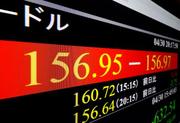 　一時１ドル＝１５６円台を付けた円相場を示すモニター＝３０日午後、東京・東新橋