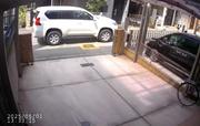 　現場付近の防犯カメラに写っていた、容疑者が運転していたとみられる白い車＝１日午後１時３３分ごろ、大阪市西成区