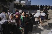 　２６日、ガザ北部ガザ市で、支援食料を受け取る人々の列（ＡＰ＝共同）