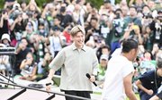 大勢のサポーターに囲まれてトークショーに臨む古橋亨梧＝８日午後５時４分、岐阜市長良福光、岐阜メモリアルセンター