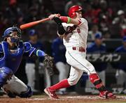 　１０回広島２死一、二塁、勝田が右翼線にプロ初安打となるサヨナラ打を放つ。捕手石伊＝マツダ