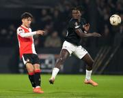 　シュトゥルム・グラーツ戦の前半、プレーするフェイエノールトの渡辺（左）＝ロッテルダム（共同）