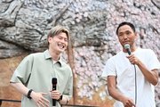 ＦＣ岐阜時代の先輩難波宏明とトークする古橋亨梧（左）＝８日午後５時８分、岐阜市長良